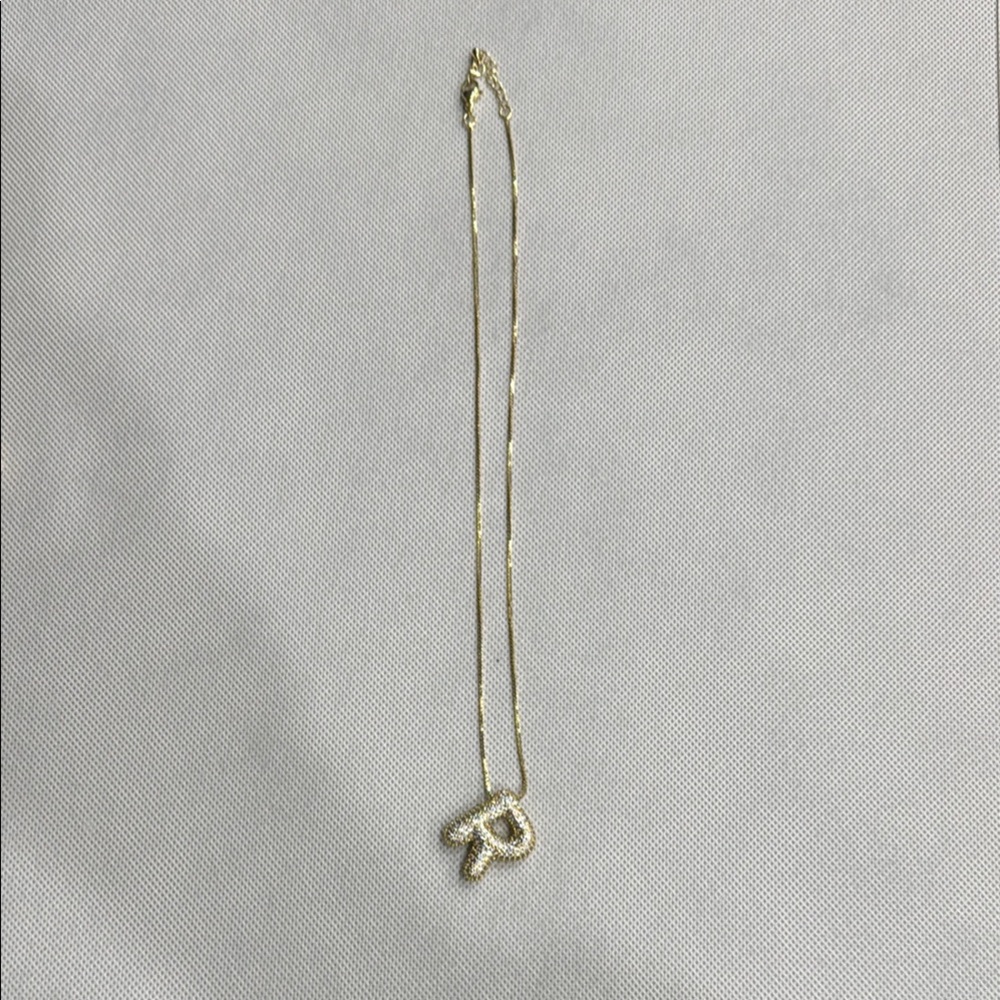 Elegant Gold Necklace with Pendant